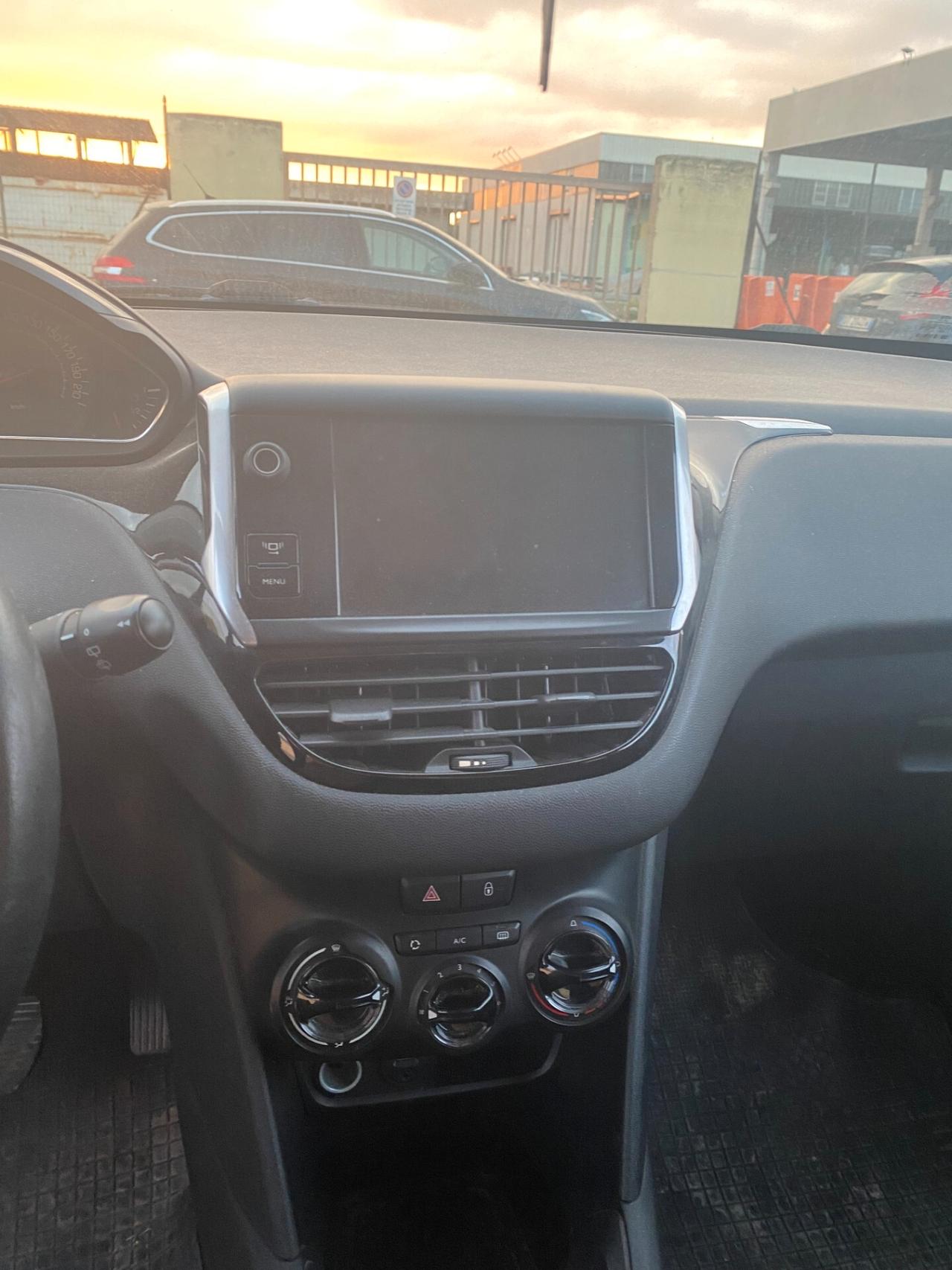 Peugeot 208 1.2 BENZINA NEOPATENTATI 110 MILA KM