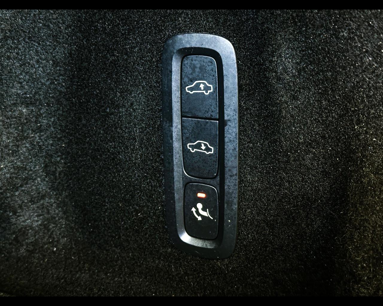 VOLVO XC60 (2017-->) - XC60 B5 (d) AWD Geartronic R-design