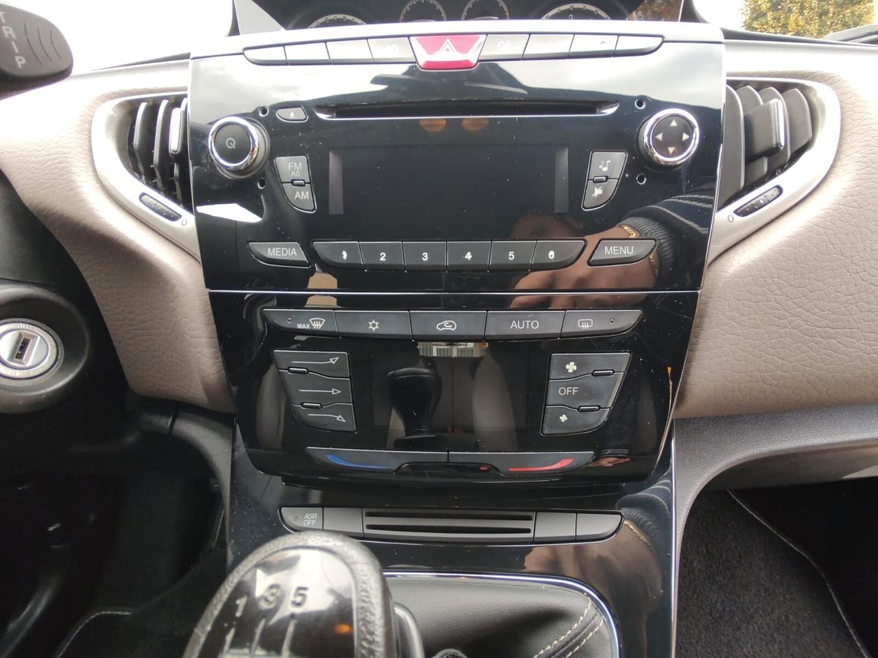 Lancia Ypsilon ELLE 5 PORTE, 1.2 8V 69CV, EURO 6B, OK NEOPATENTATI, GARANZIA L.12 MESI