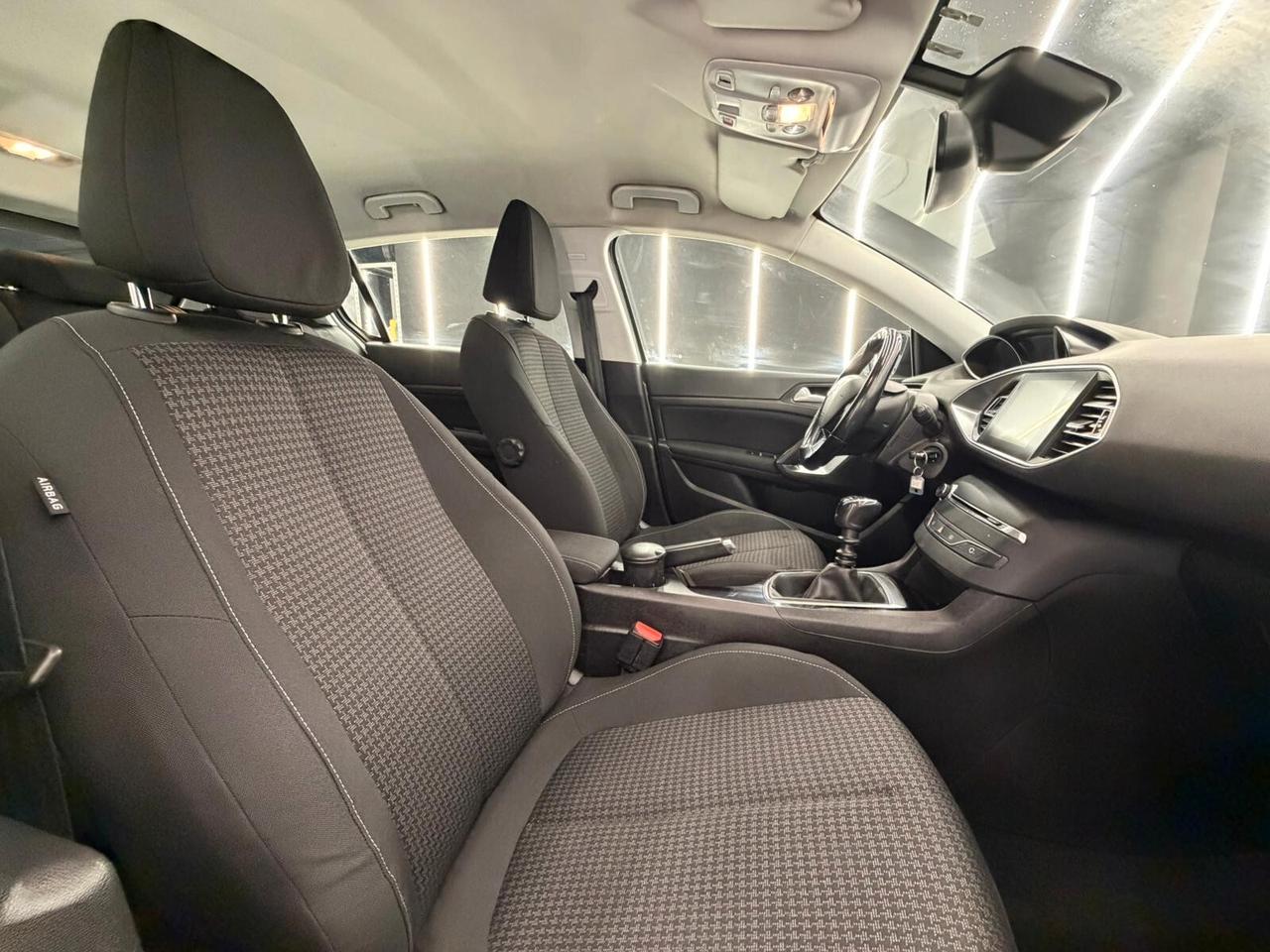 Peugeot 308 5P-1.5HDI-FULL OPTIONAL-KM CERTI-12 M GAR-PERMUTE