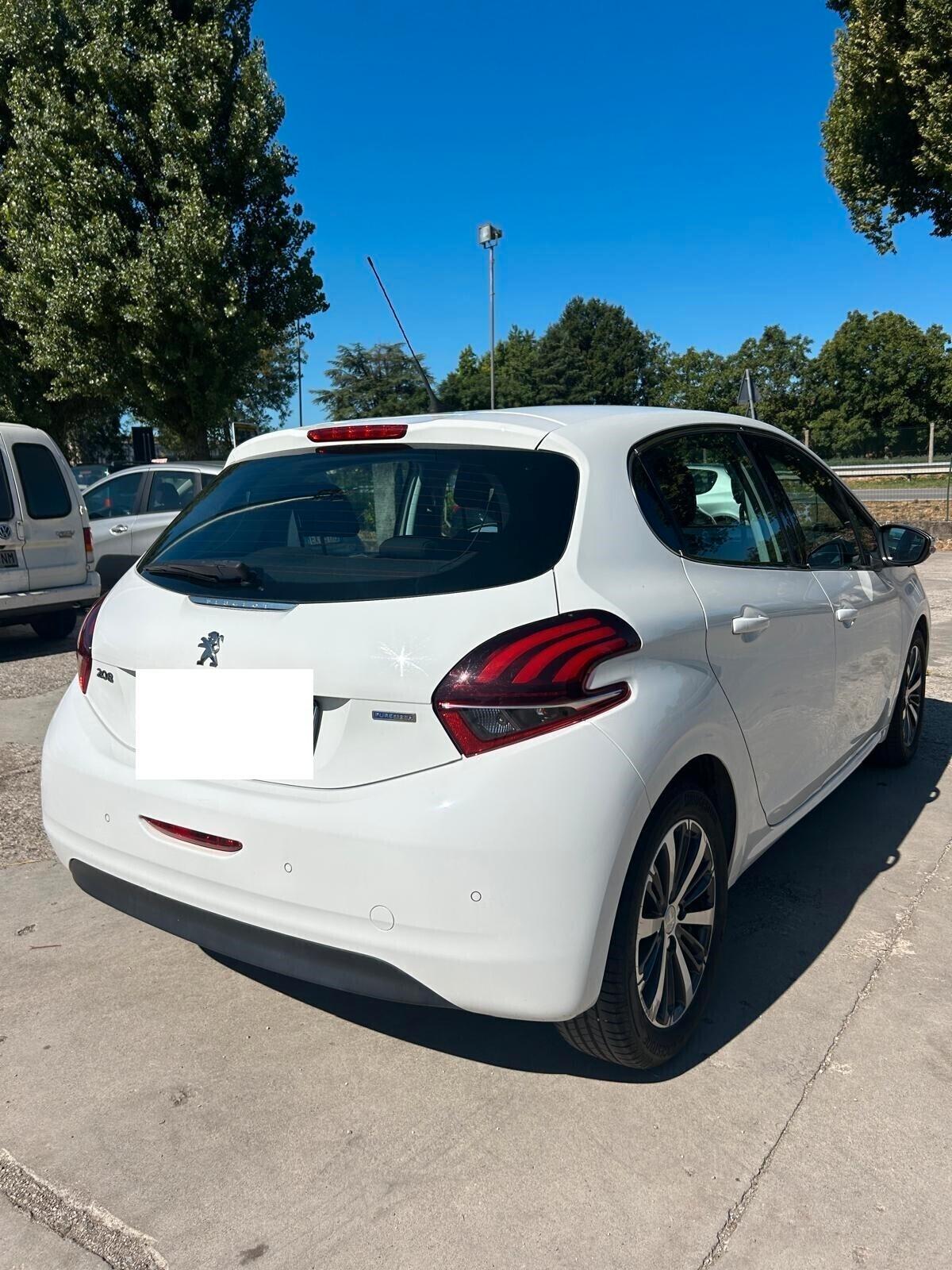 Peugeot 208 PureTech 82 5 porte Allure ok neo patentati
