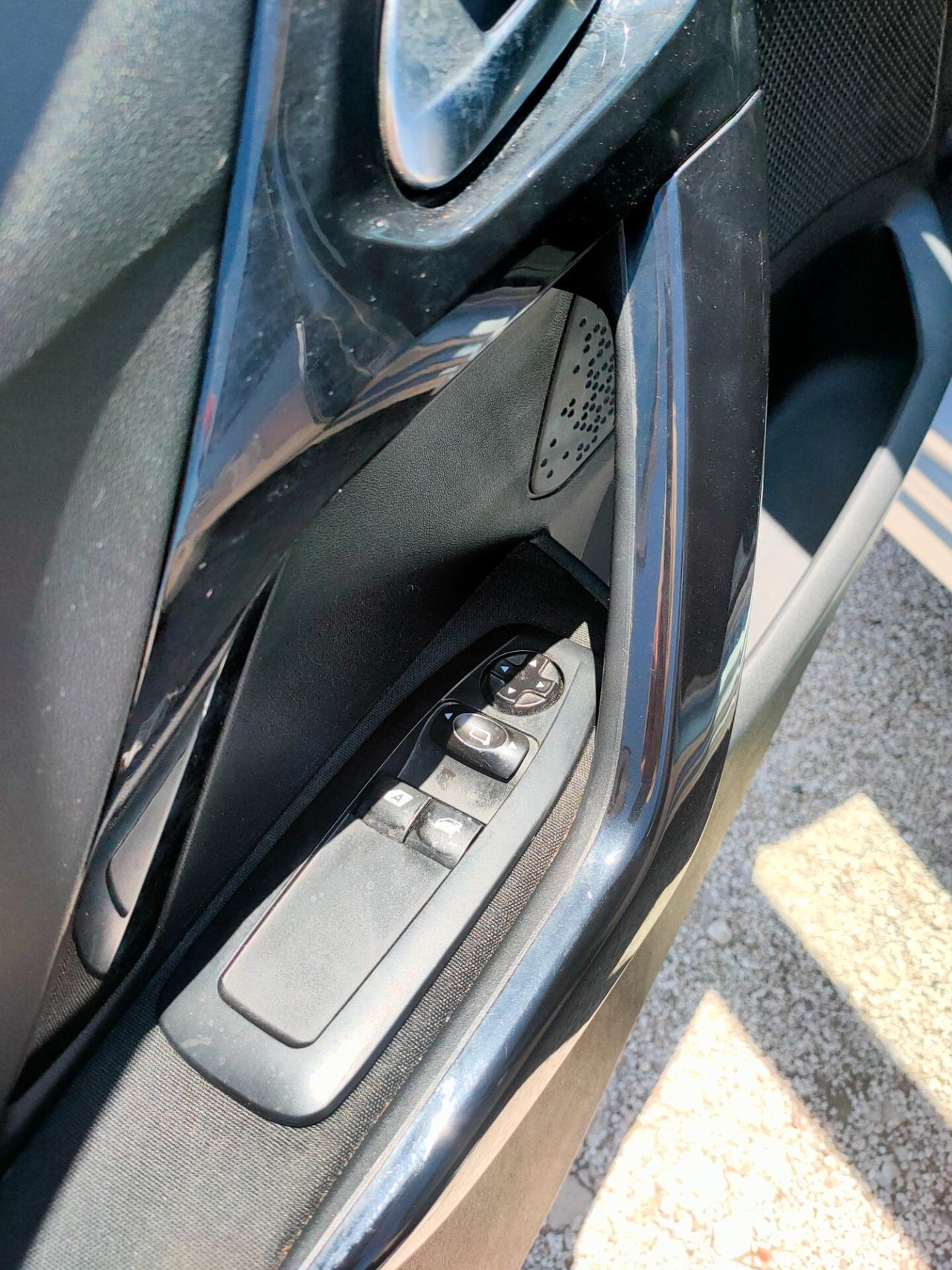 Peugeot 208 1.4 HDi 68 CV 5 porte Allure