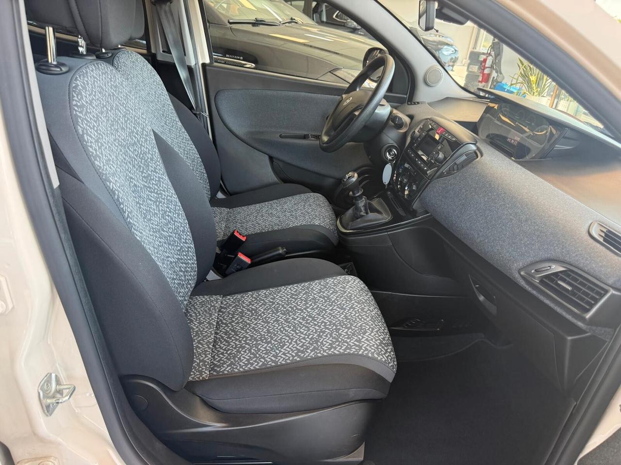Lancia Ypsilon 1.0 FireFly 5 porte S&S Hybrid Ecochic Silver