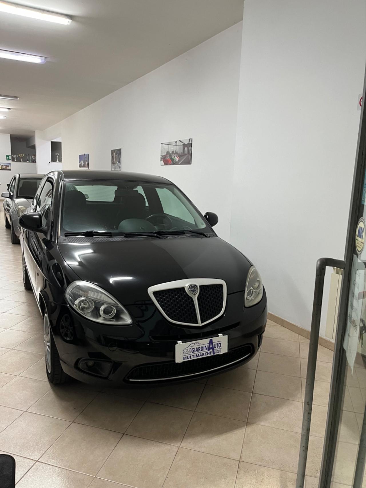 Lancia Ypsilon 1.3 MJT 75 CV Unyca