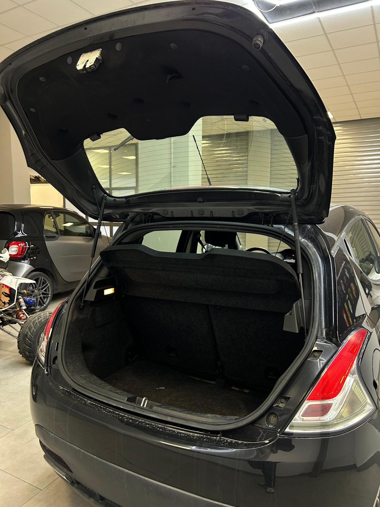 Lancia Ypsilon 1.2 69 CV 5 porte S Momodesign