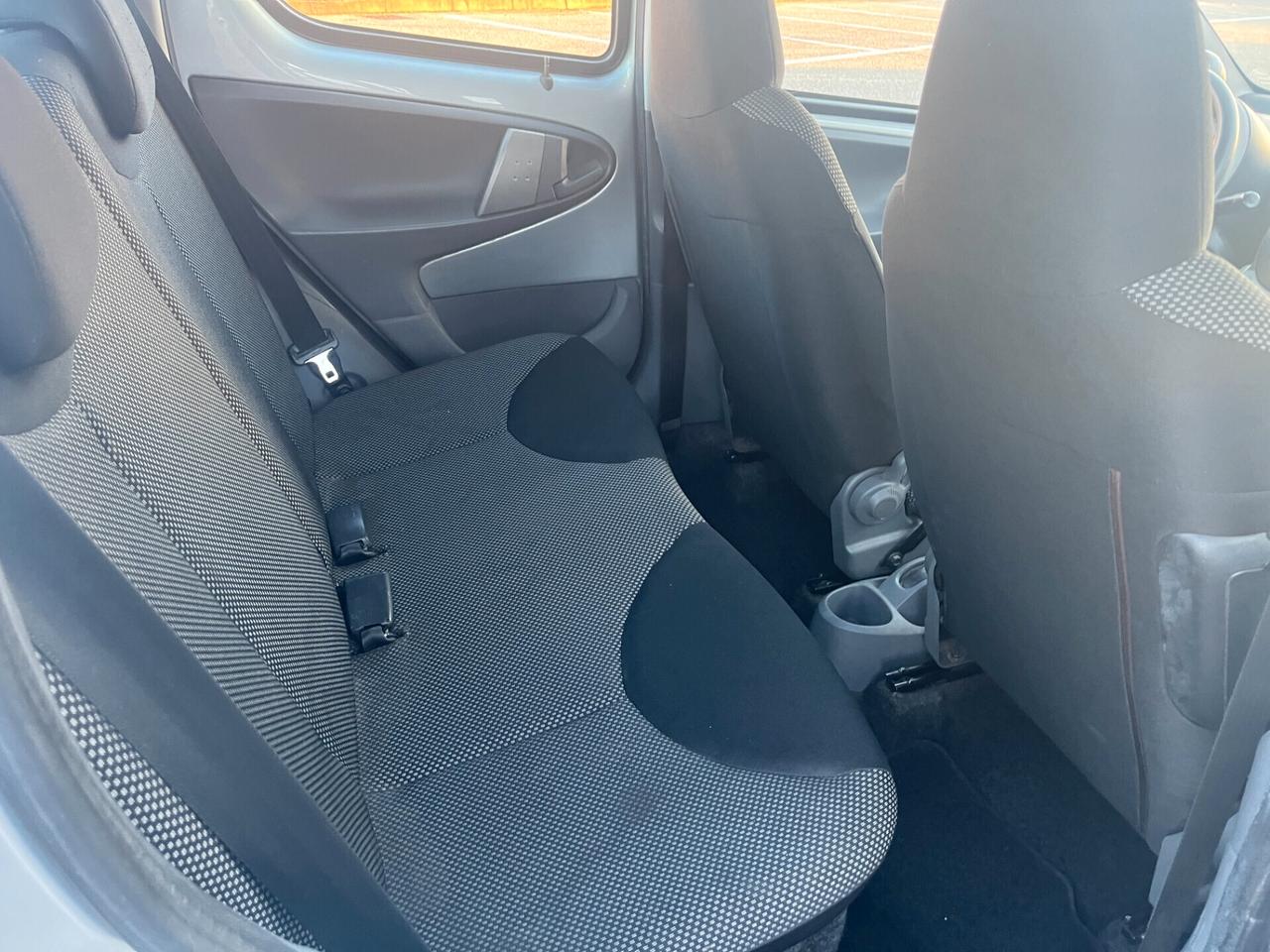 Toyota Aygo 1.0 12V VVT-i 5 porte Sol Connect Red Edition NEOPATENTATI