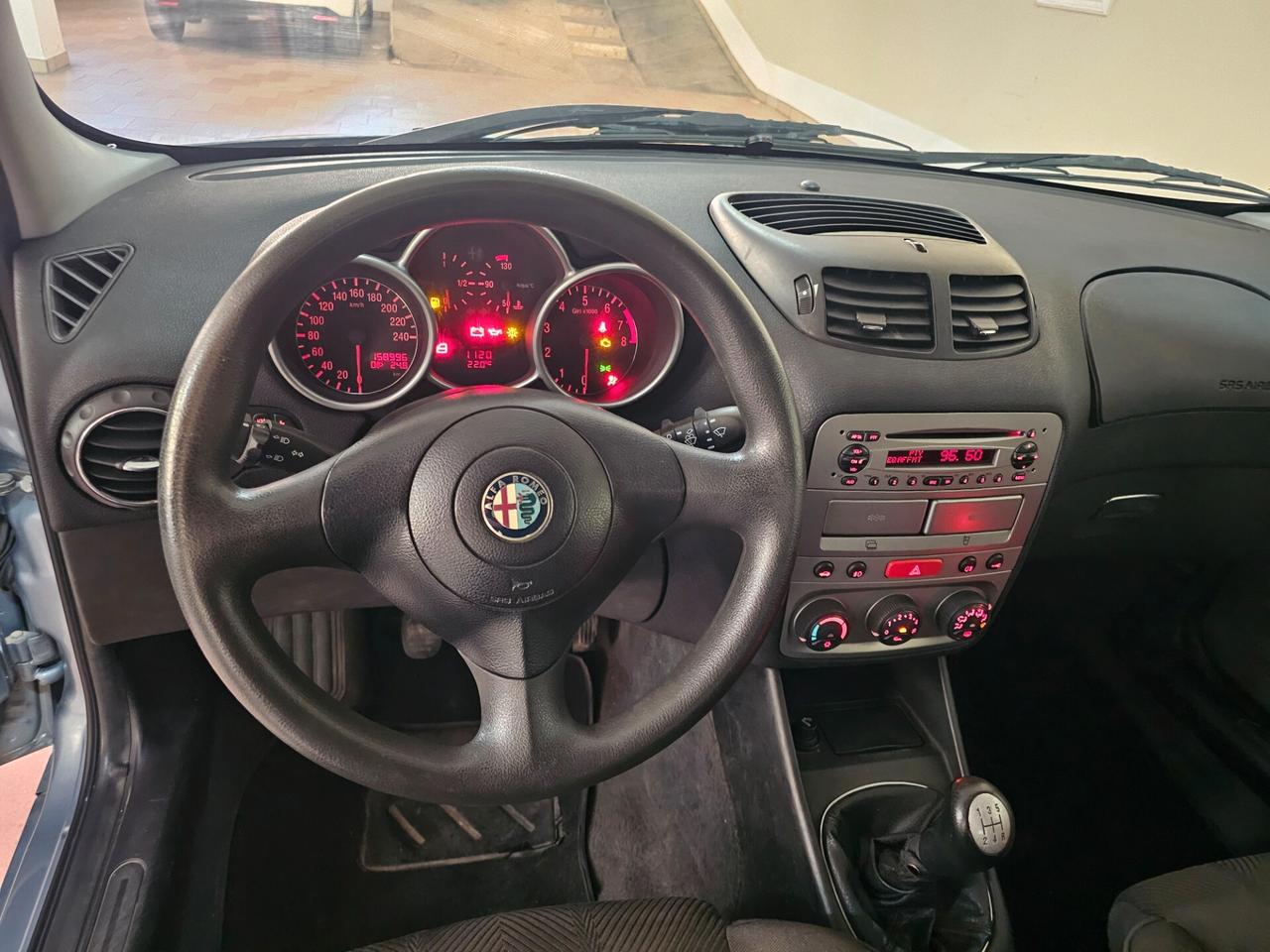 Alfa Romeo 147 1.6i 16V Twin Spark cat 3p. Distinctive