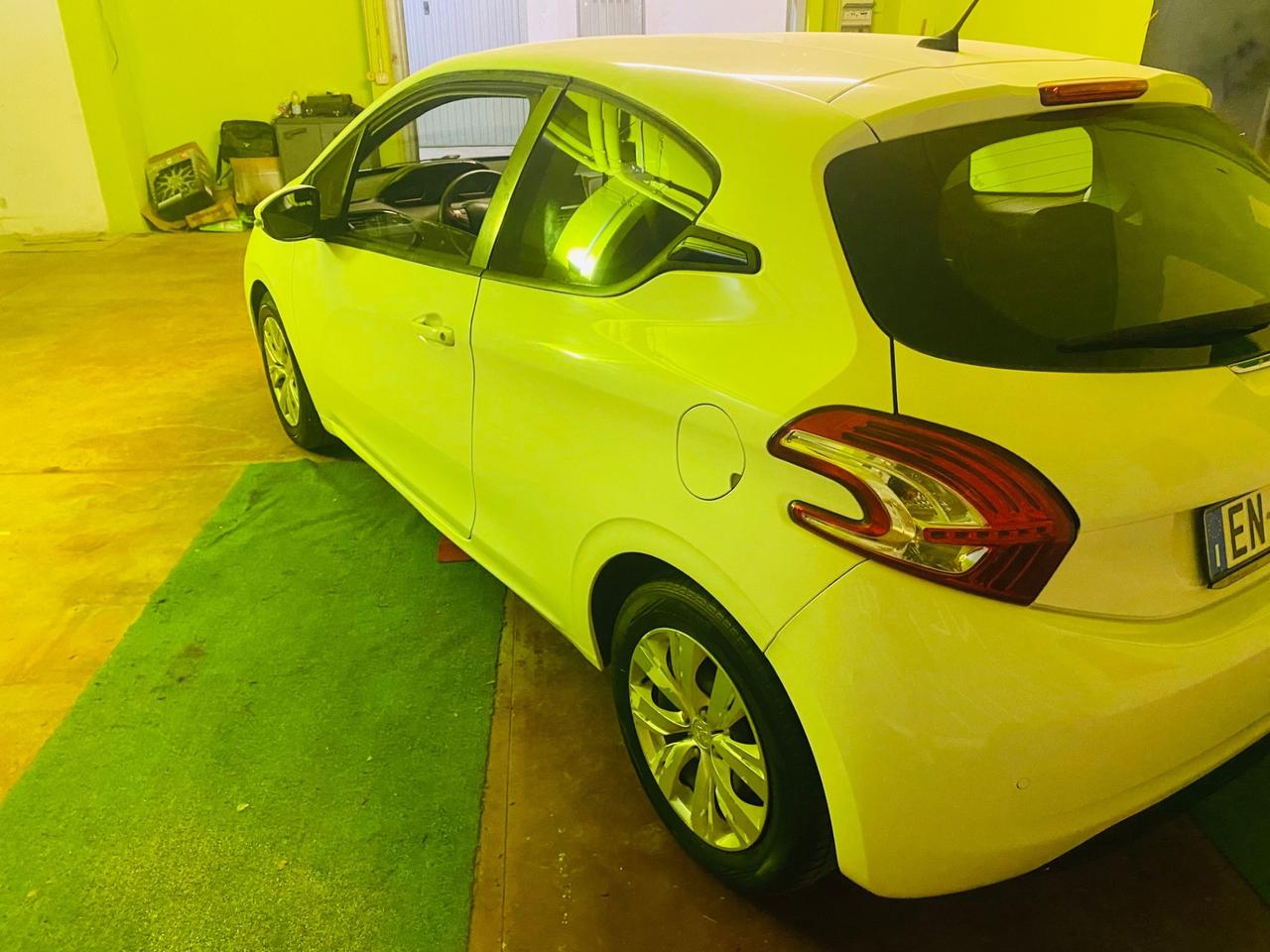 Peugeot 208 1.4 HDi 68 CV 3 porte Allure