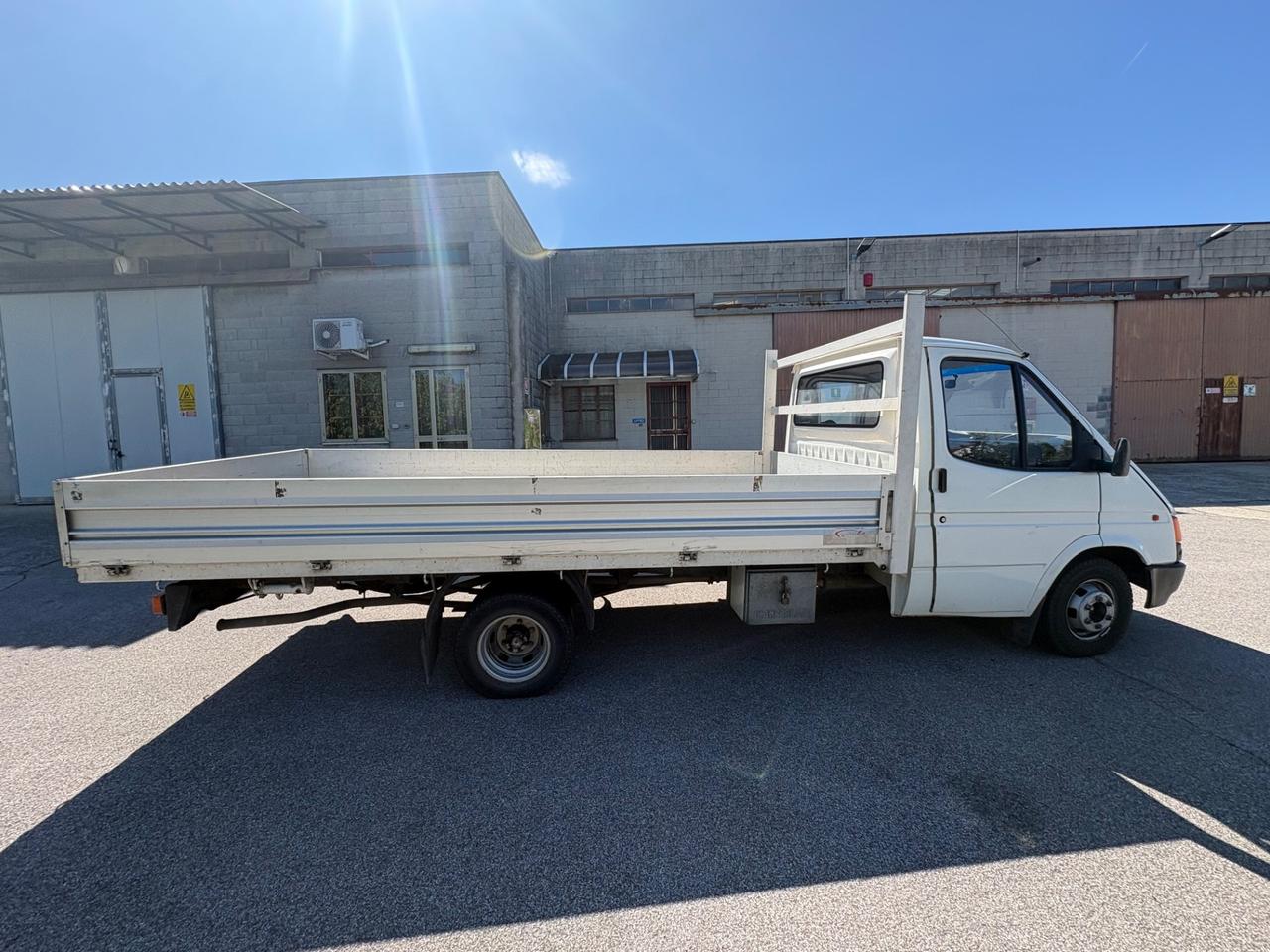 Ford Transit 2.5 Diesel con cassone