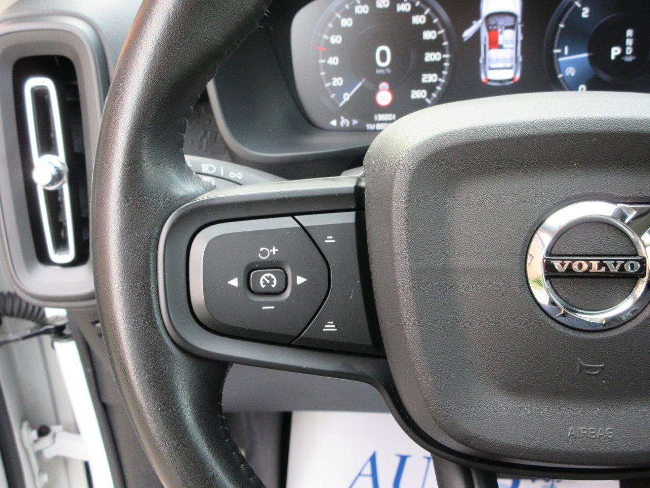 Volvo XC40 2.0 d3 Momentum Core auto