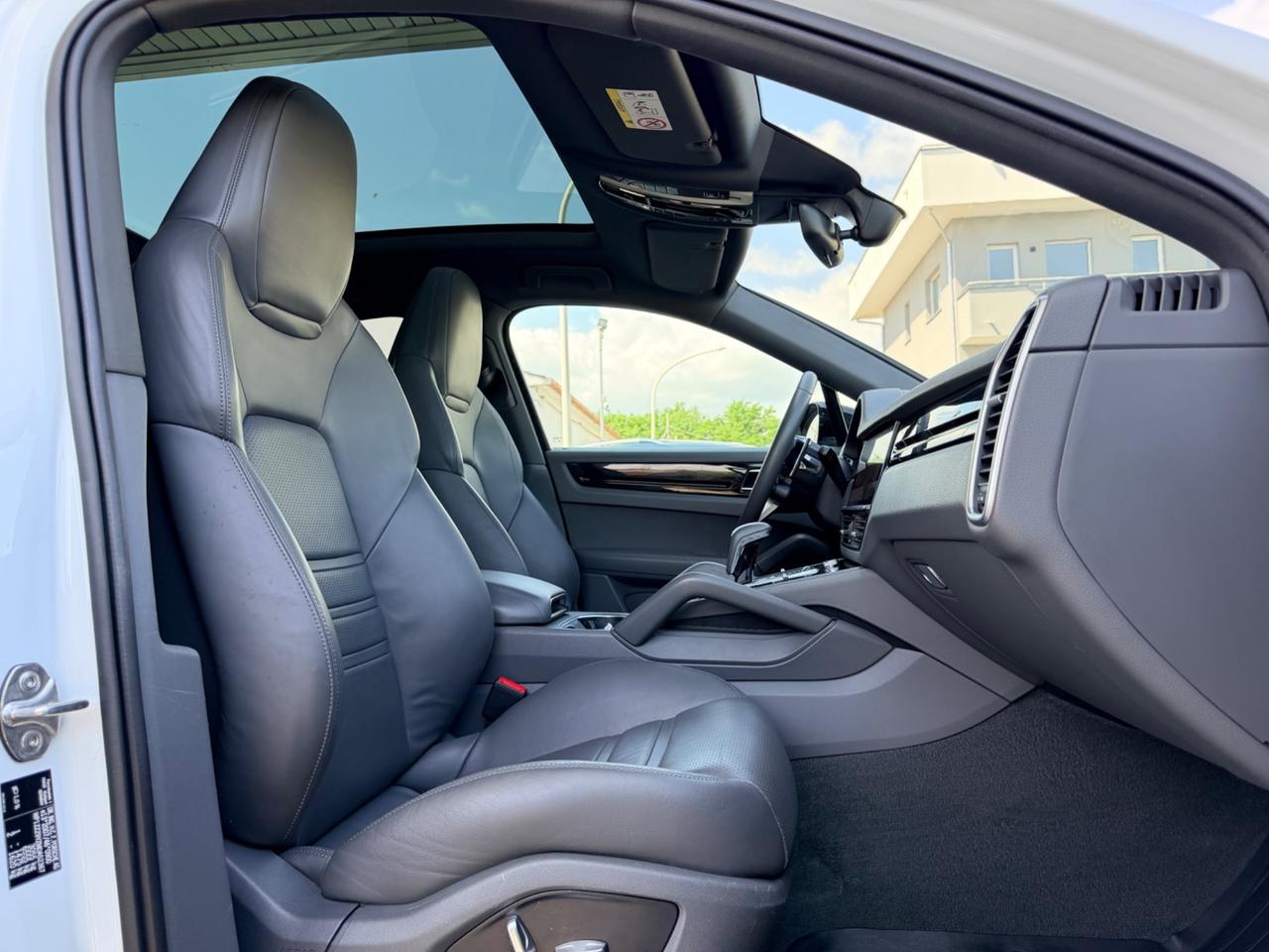 Porsche Cayenne Coupé 3.0 V6 E-Hybrid white edition