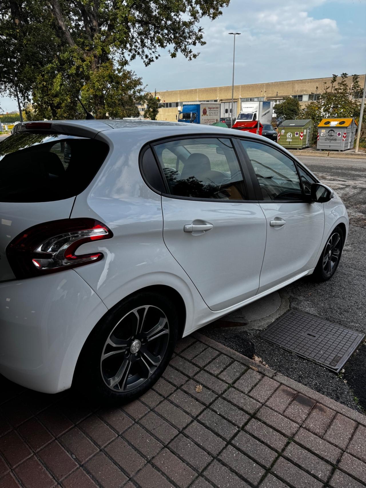 Peugeot 208 1.4 HDi 68 CV 5 porte Neopatentati