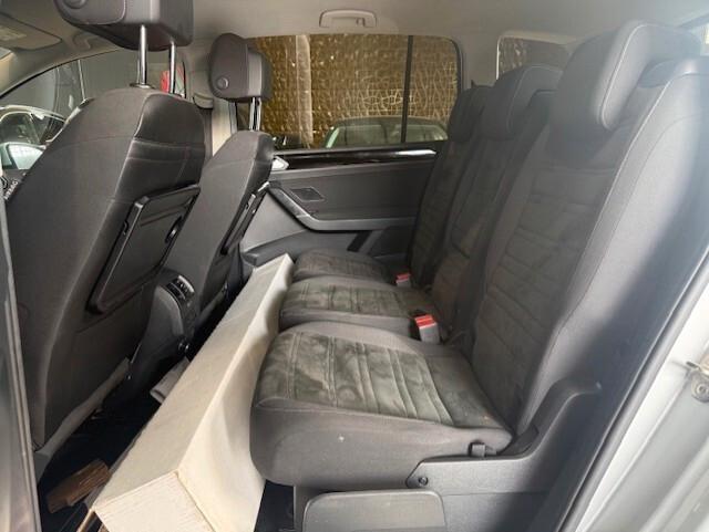 Volkswagen Touran 2.0 TDI 150 CV SCR DSG Executive BlueMotion Tech. 7 POSTI