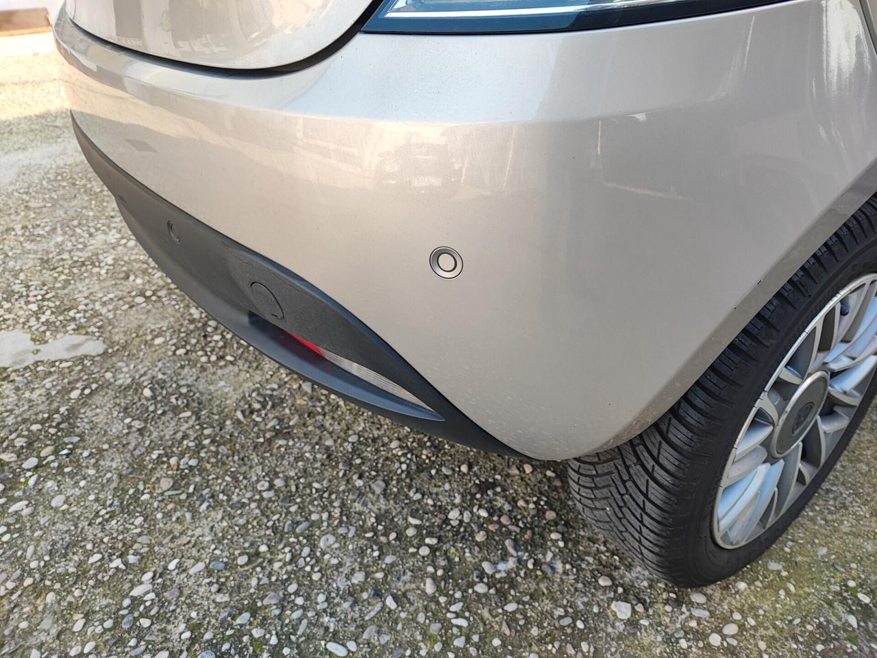 Lancia Ypsilon con 26 Euro 450 km