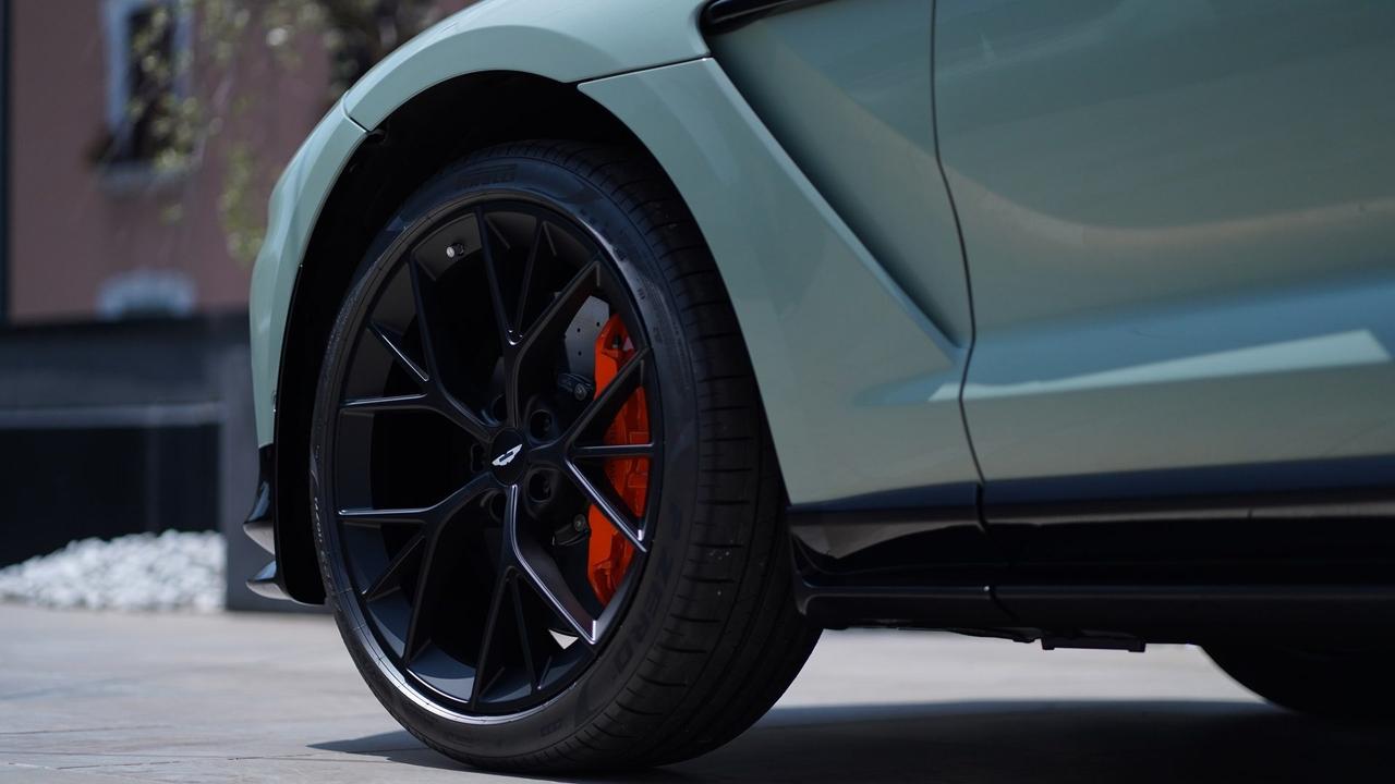 ASTON MARTIN DBX707 4.0