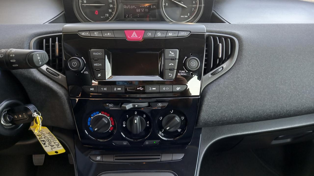 Lancia Ypsilon 1.0 FireFly 5 porte S&S Hybrid Ecochic Silver