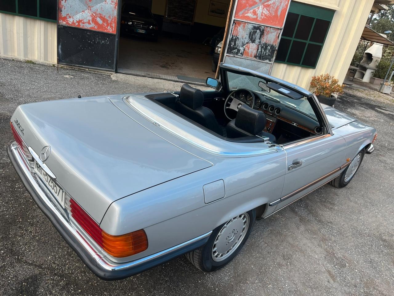 Mercedes 300 SL (R107) - CONSERVATA