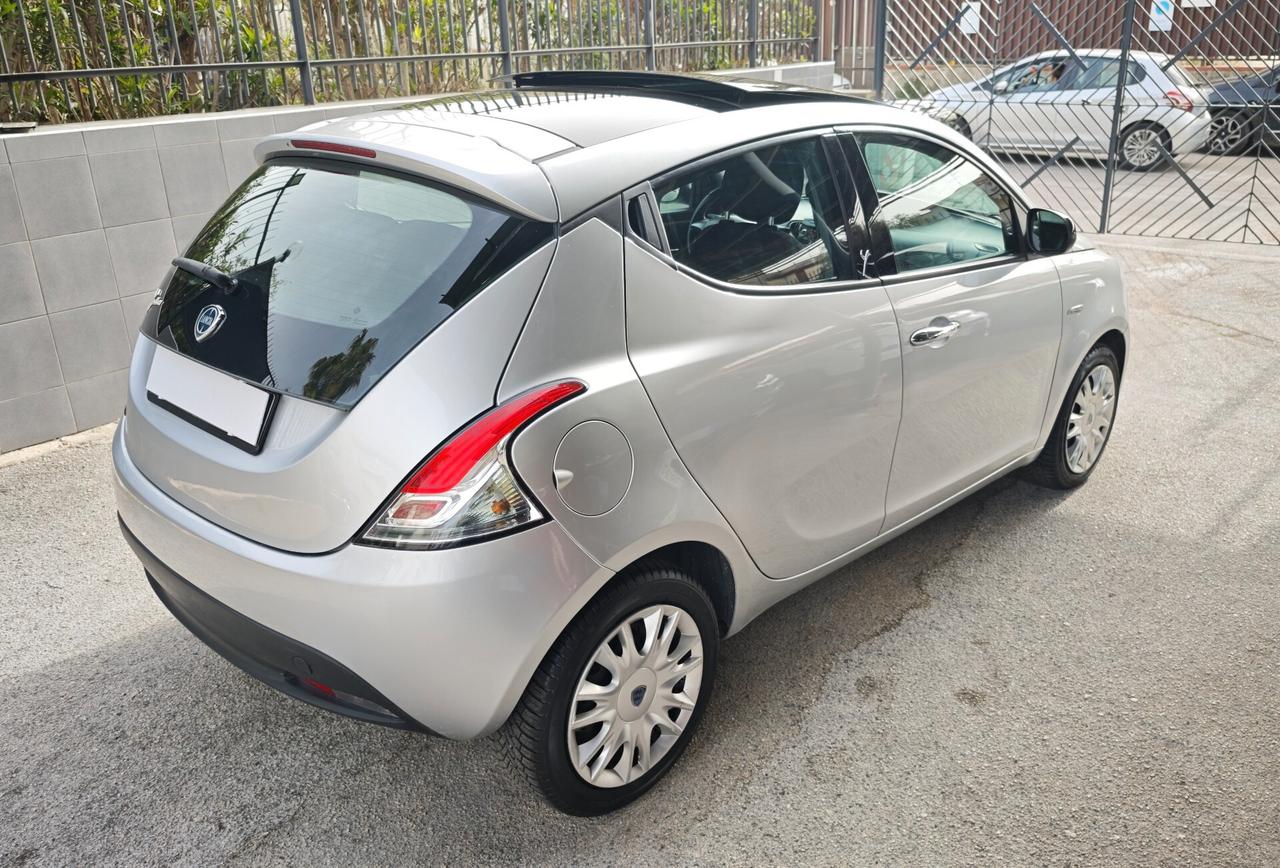 Lancia Ypsilon 1.2 69 CV con tetto apribile
