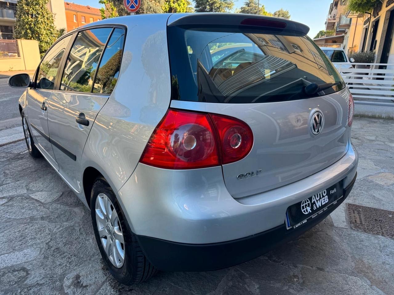 VW GOLF 1.6 16V FSI 5p. NEOPATENTATI