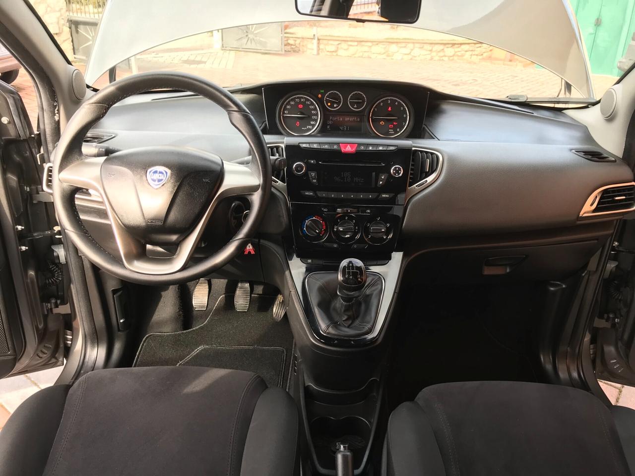 Lancia Ypsilon 0.9 TwinAir 85 CV 5 porte Metano Ecochic Silver