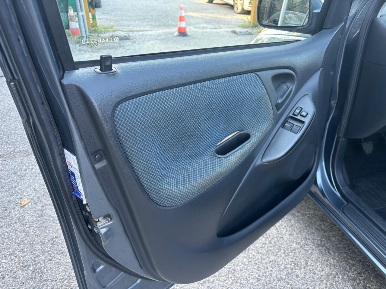 Toyota Yaris 1.0i 5 porte Sol OK NEOPATENTATI