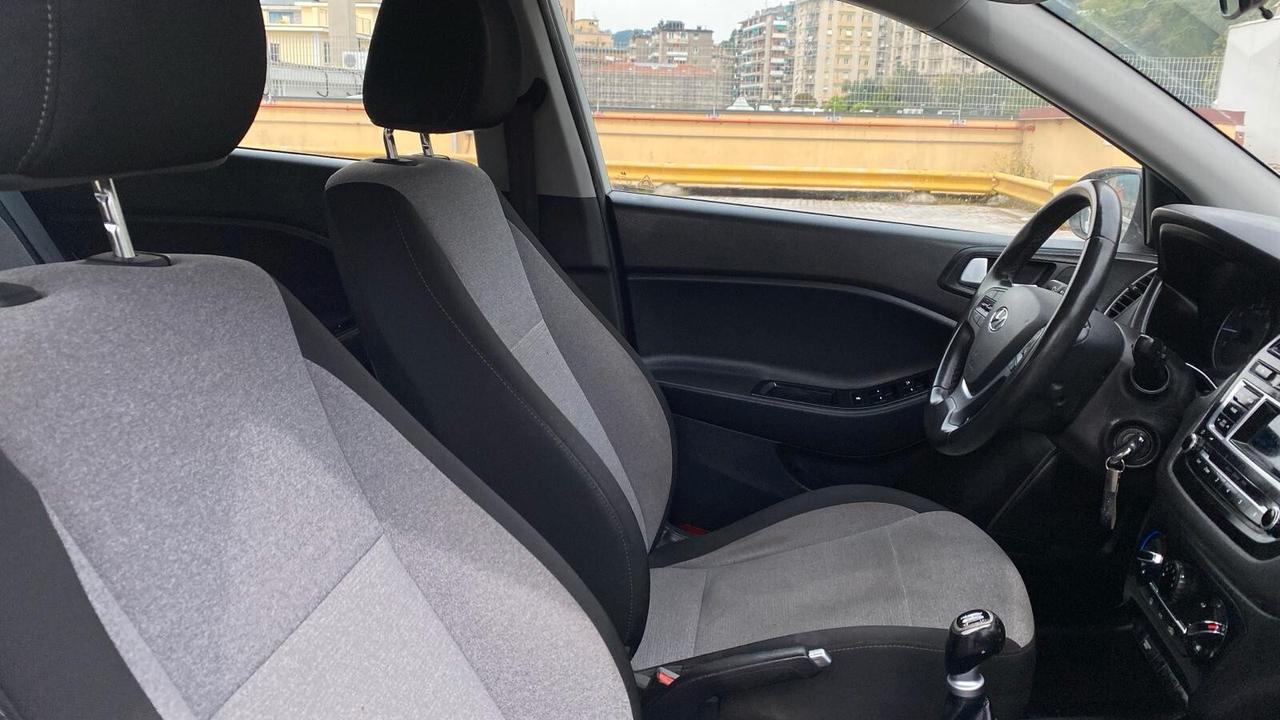 Hyundai i20 1.2 GPL 2016 – 115.000 km – perfetta Vendo Hyundai i20 GPL in condizioni davvero ottime, macchina tenuta con cura e sempre seguita. – anno 2016 – 115.000 km – benzina/GPL – unico proprietario – interni