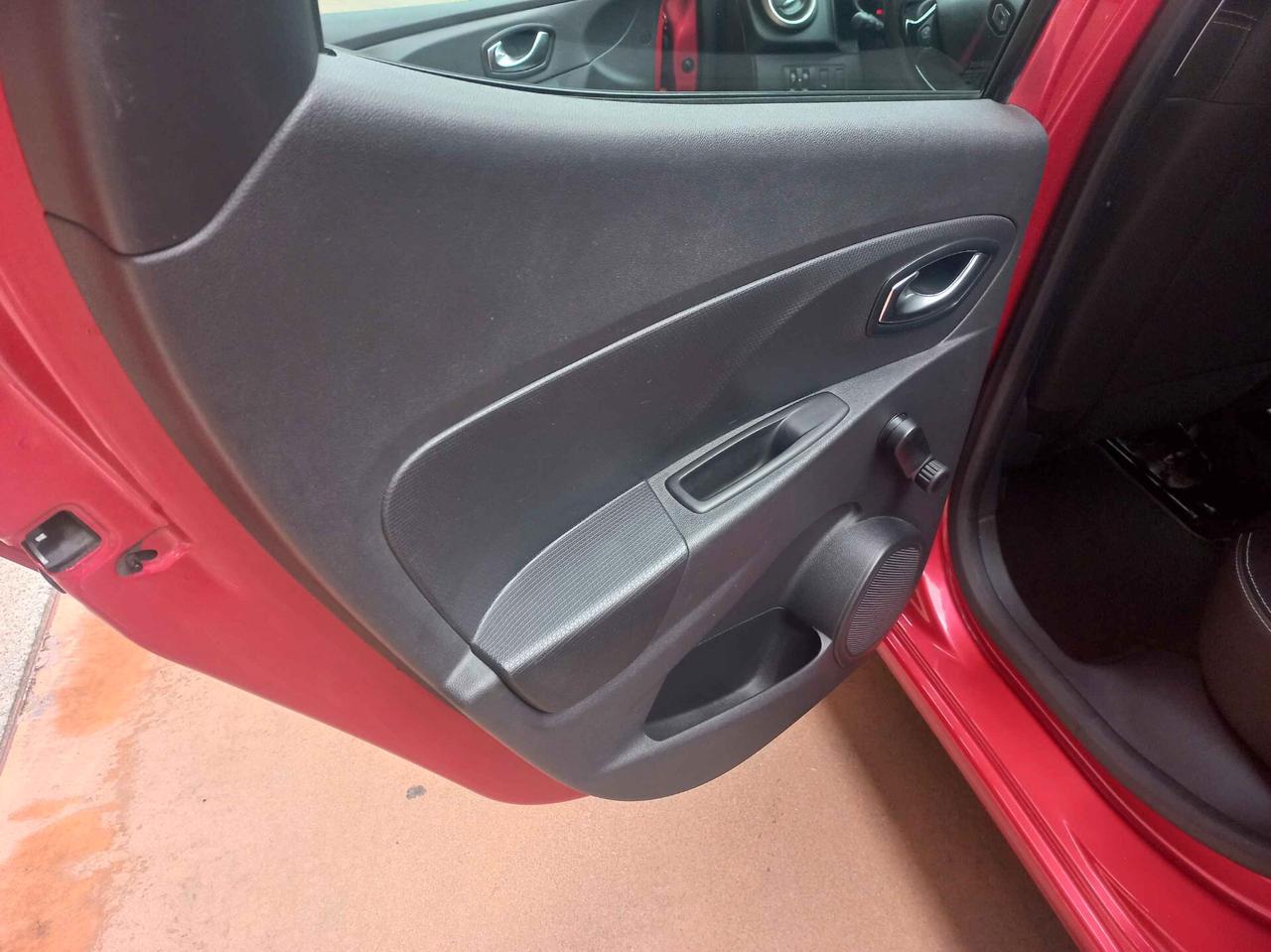 Renault Clio 1.2 75 CV 5 porte Duel