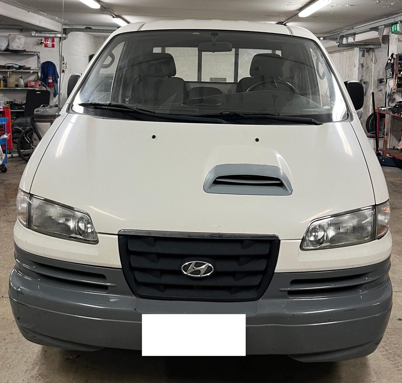 HYUNDAI H1 2.5 CRDi - AUTOCARRO 3 POSTI - CASSONE FISSO - PORTATA 1.495 KG. - MOTORE REVISIONATO