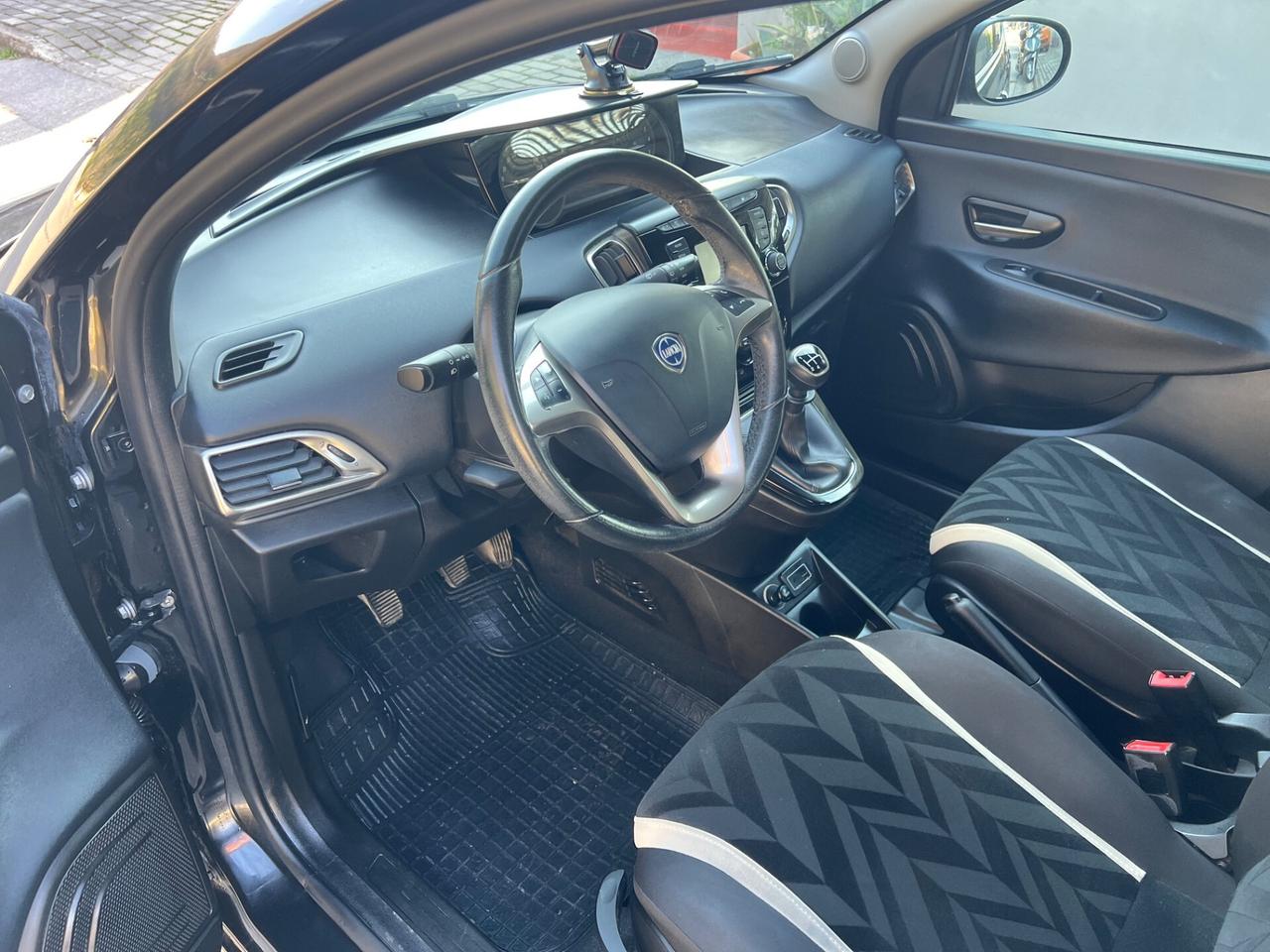 Lancia Ypsilon 1.2 benzina 69cv Gold 2017