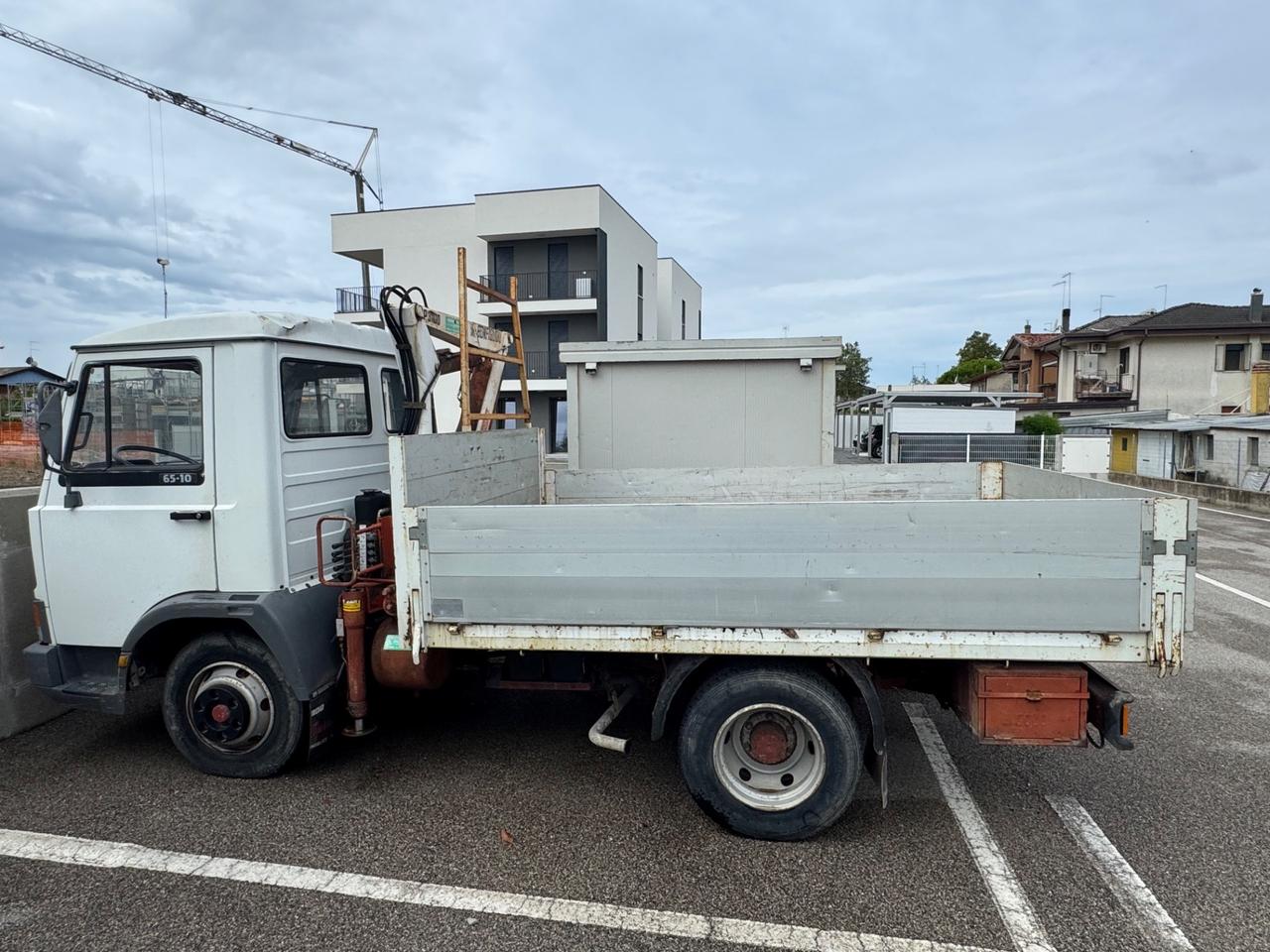 Iveco 65-10 con gru