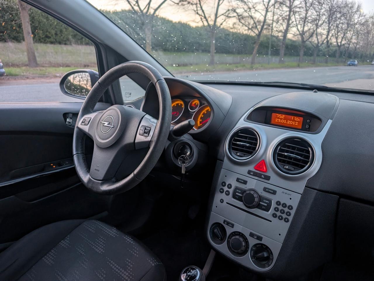 49.000km Opel Corsa 1.2 3 porte b-color
