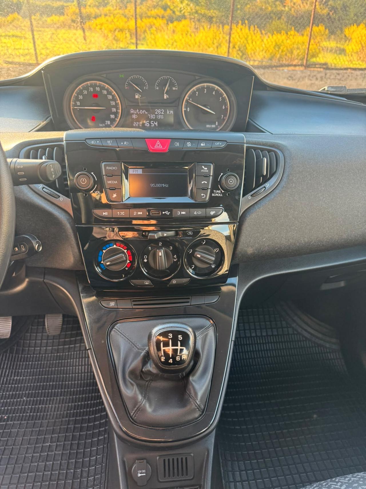 Lancia Ypsilon 1.0 FireFly Hybrid Silver
