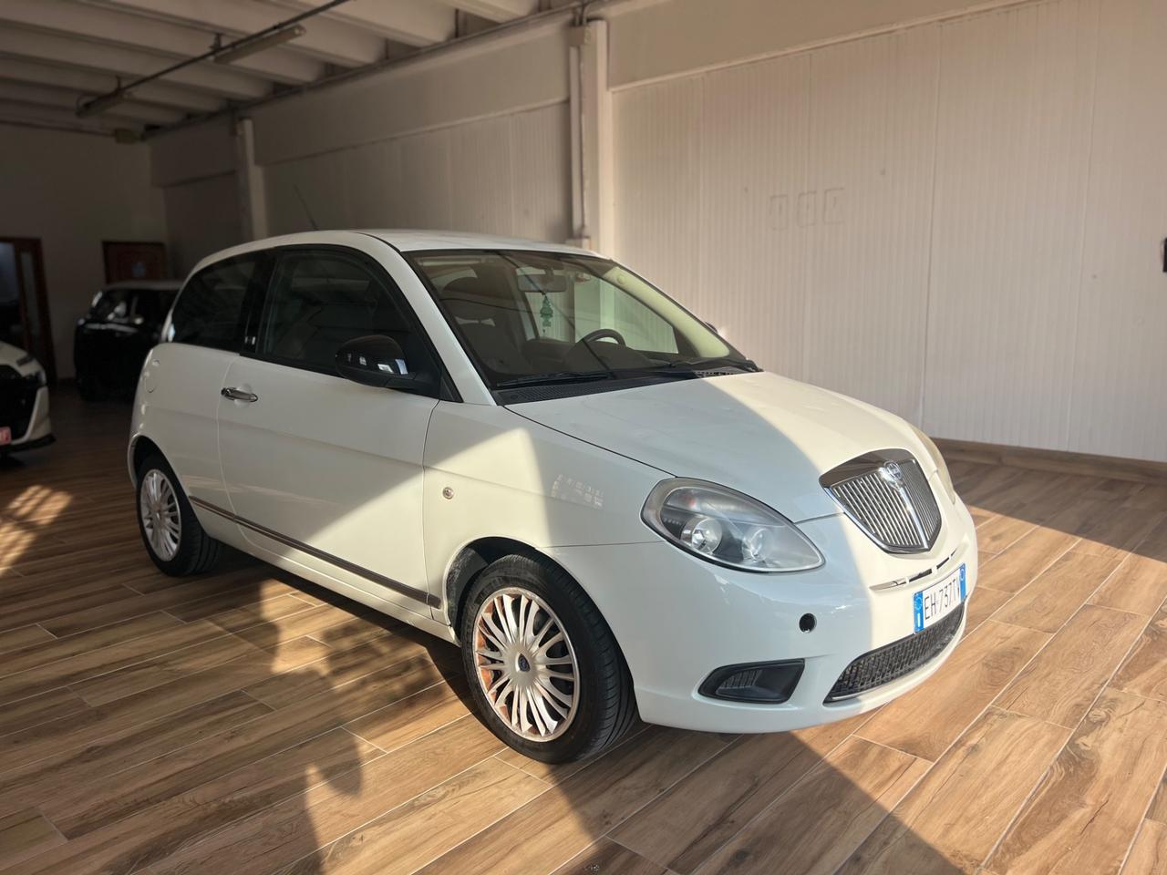 Lancia Ypsilon 1.3 MJT 75 CV Unyca