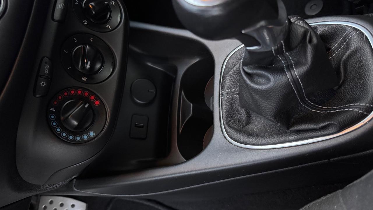 Opel Corsa 1.2 Coupé b-Color Unico prop