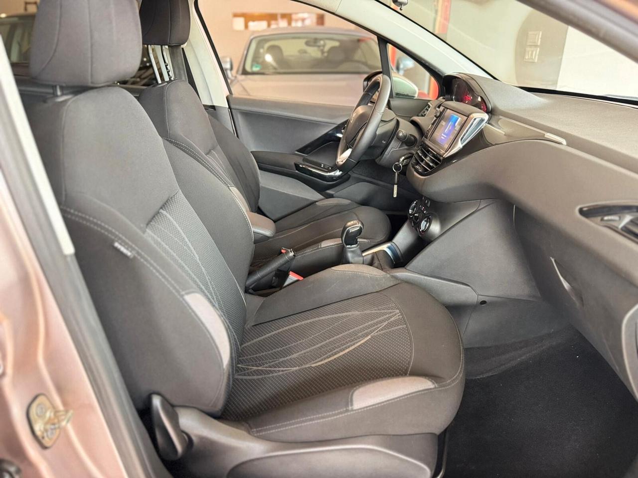 Peugeot 208 1.2 benz 82CV - Garanzia 12 Mesi