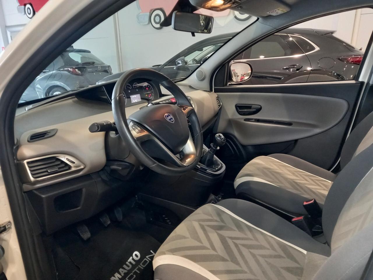 Lancia Ypsilon 1.2 69 CV 5 porte 77000 km Neopatentati