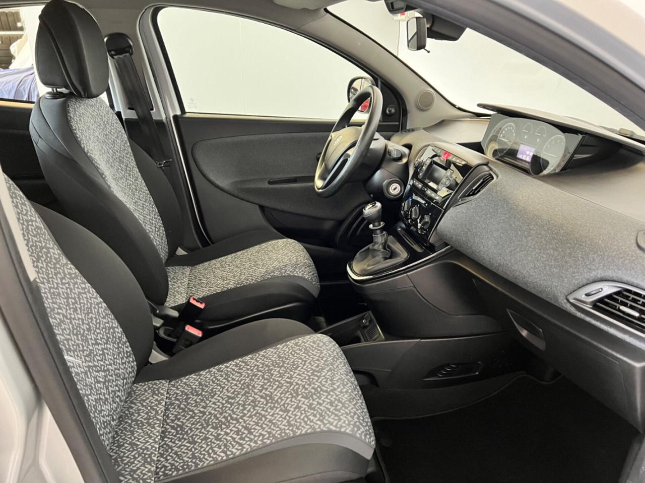 Lancia Ypsilon 1.0 FireFly 5 porte S&S Hybrid Ecochic Silver x Neopatentati