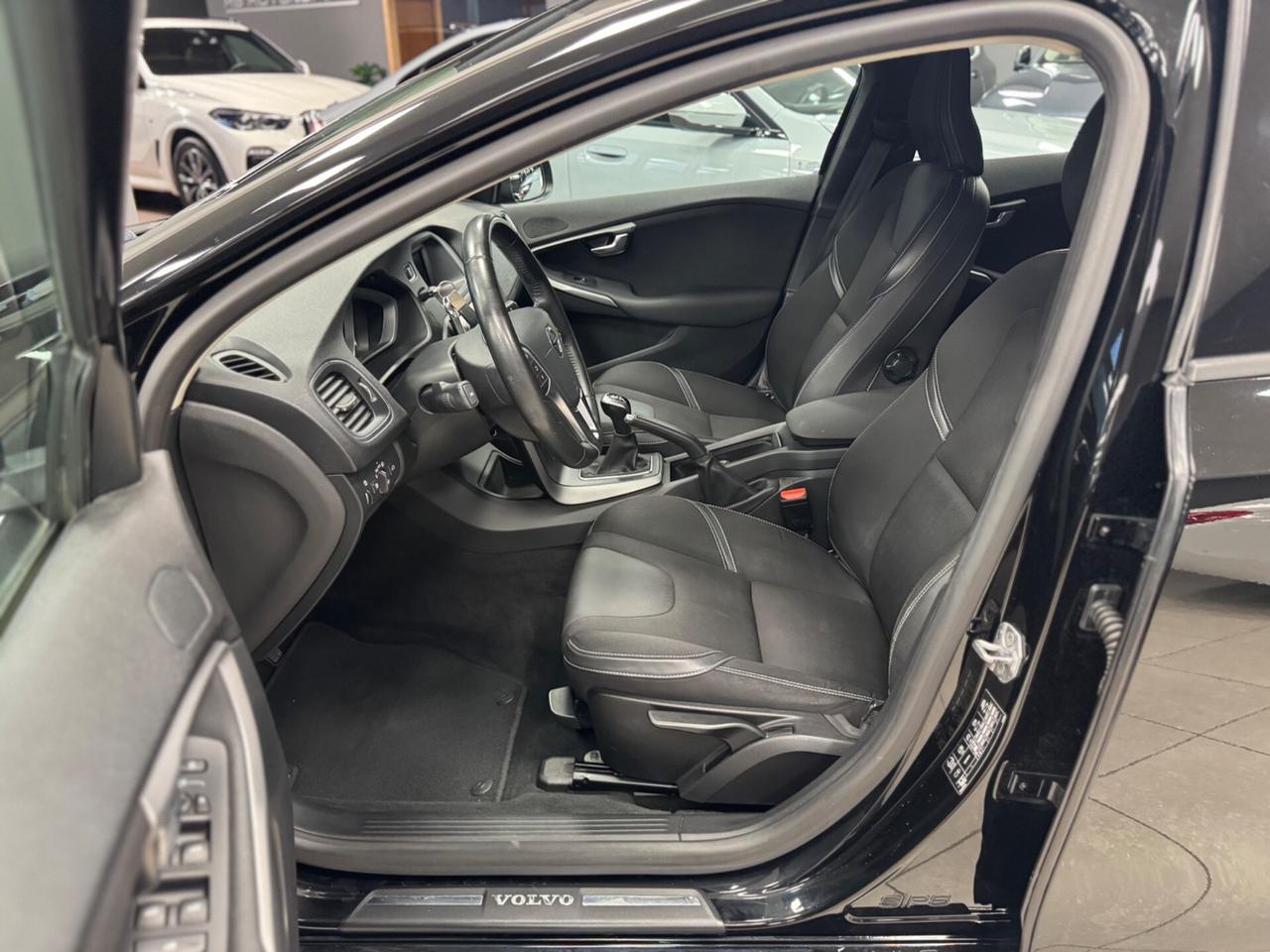 Volvo V40 D2 R-design