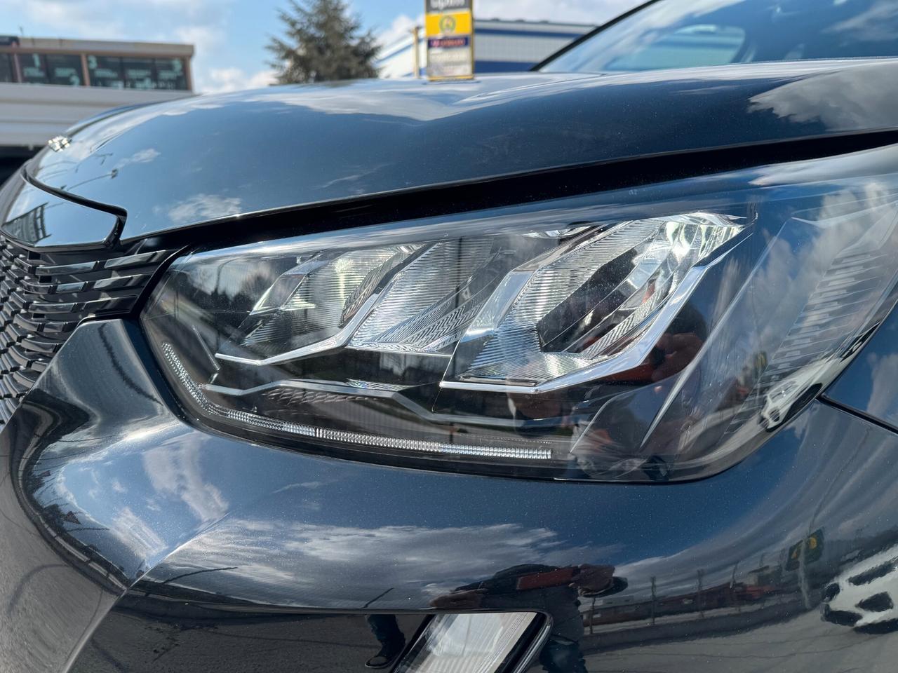 Peugeot 2008 motore elettrico 136 CV Allure