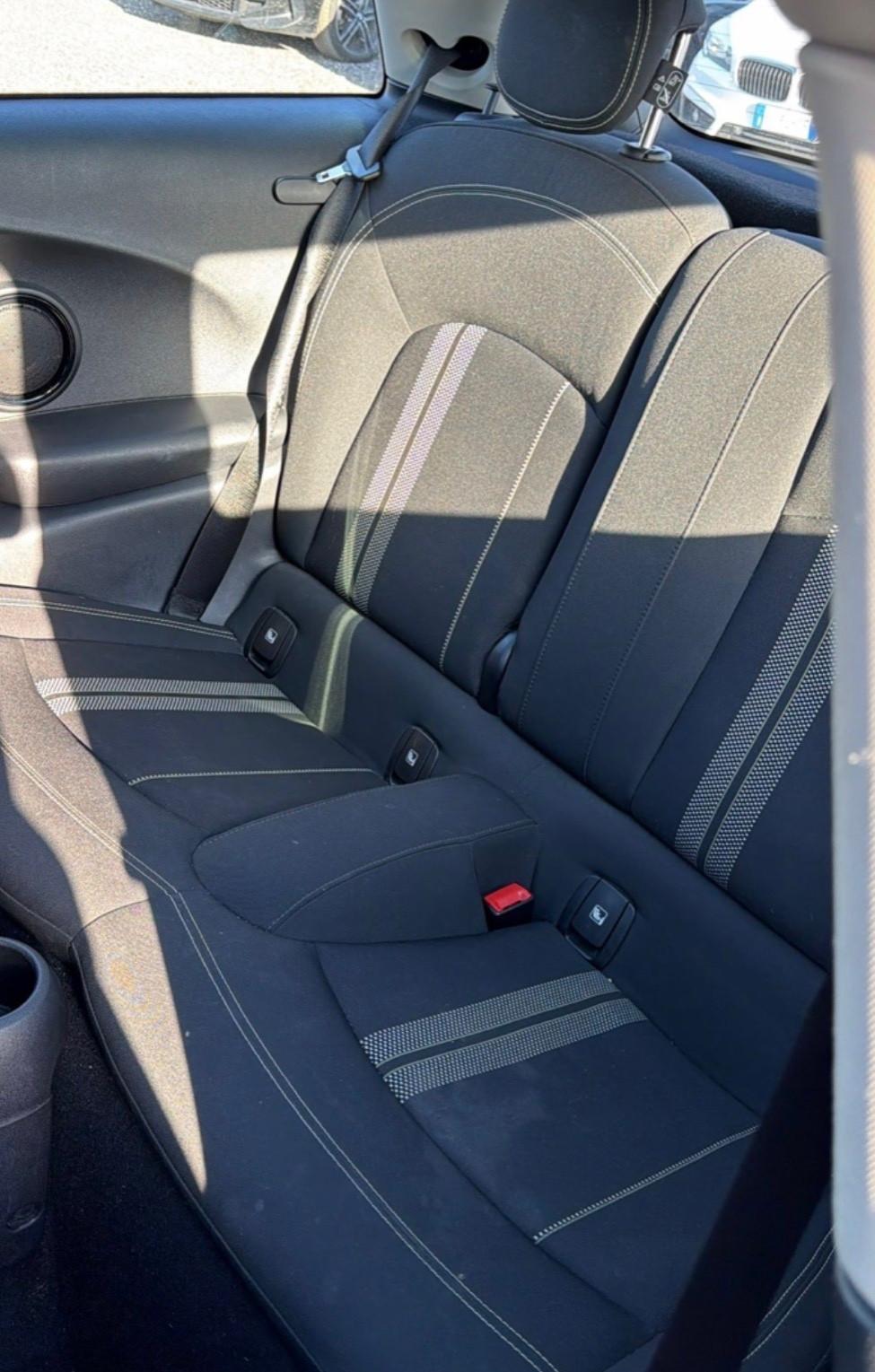 MINI COOPER SE GUARDA LE FOTO