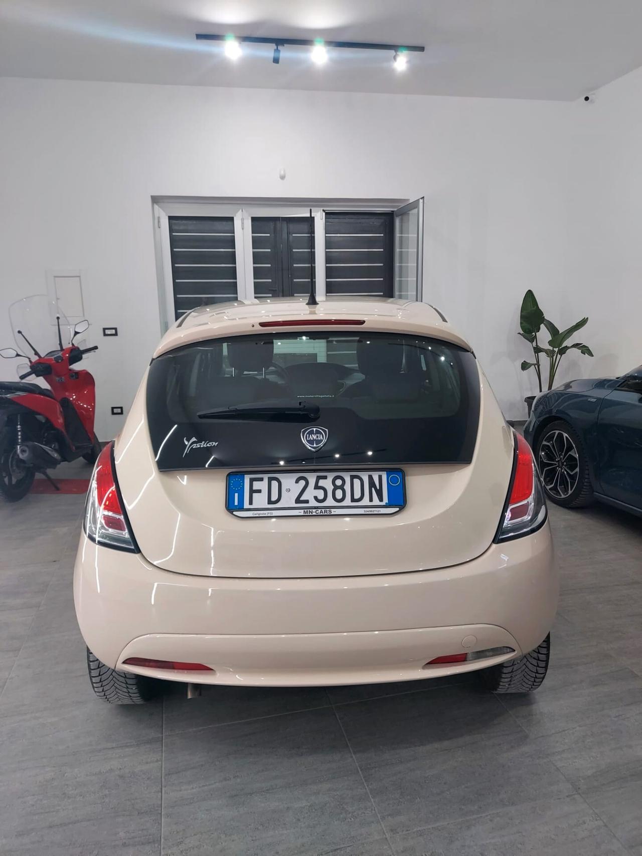 Lancia Ypsilon 1.2 69 CV 5 porte GPL Ecochic Silver