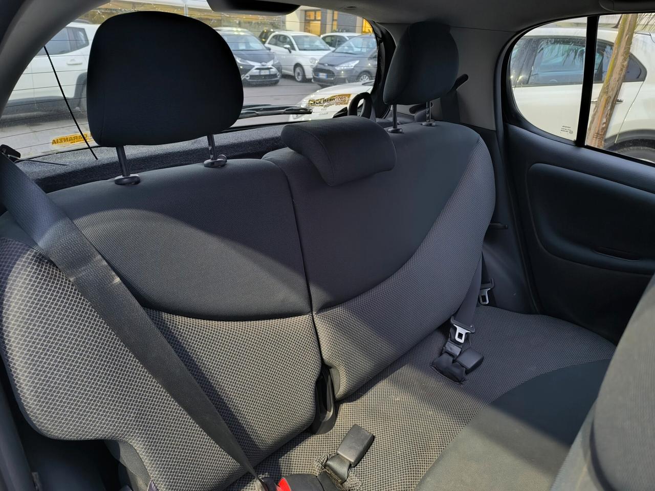 Toyota Yaris 1.0i 16V cat 5 porte Sol