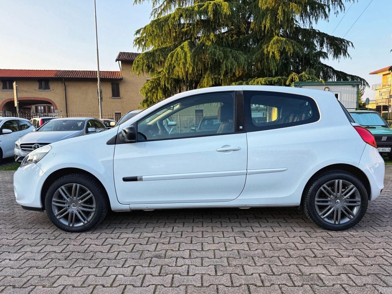 Renault Clio 1.6 16V 3 porte AUTOMATICA OK NEOPATENTATI