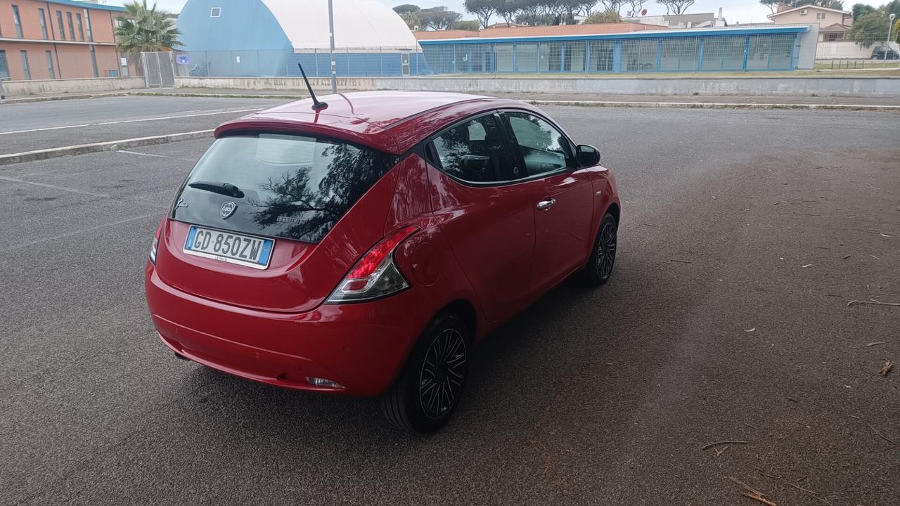 Lancia Ypsilon 1.0 FireFly 5 porte S&S Hybrid Ecochic Gold