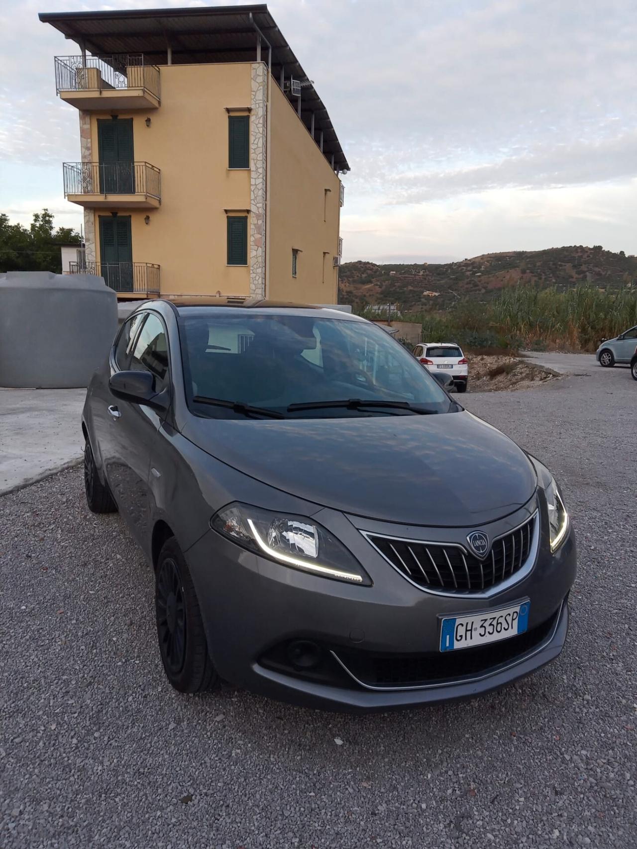 Lancia Ypsilon 1.0 FireFly 5 porte S&S Hybrid Ecochic Silver