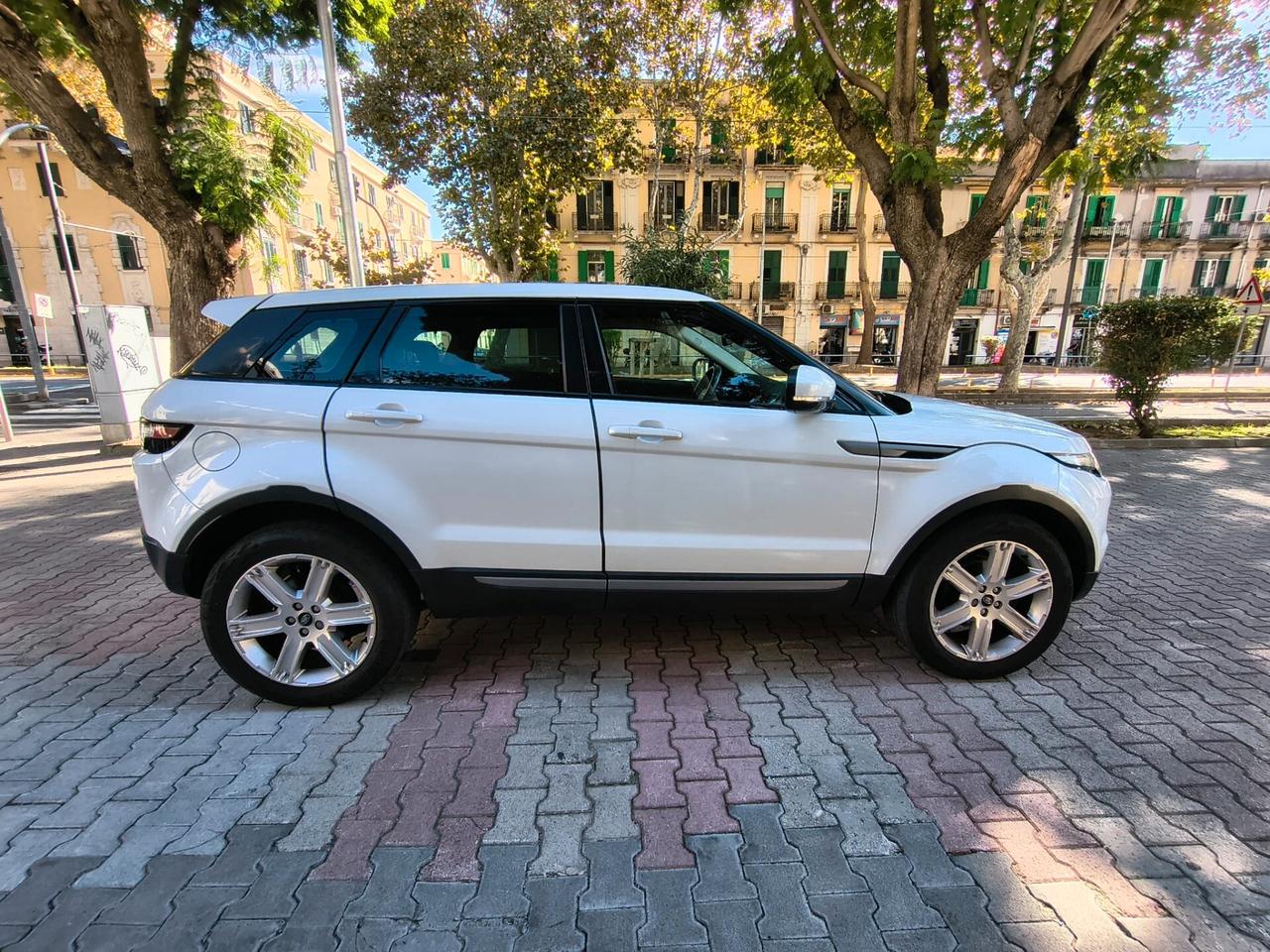 Land Rover Range Evoque 2.2 TD4 5p. Pure