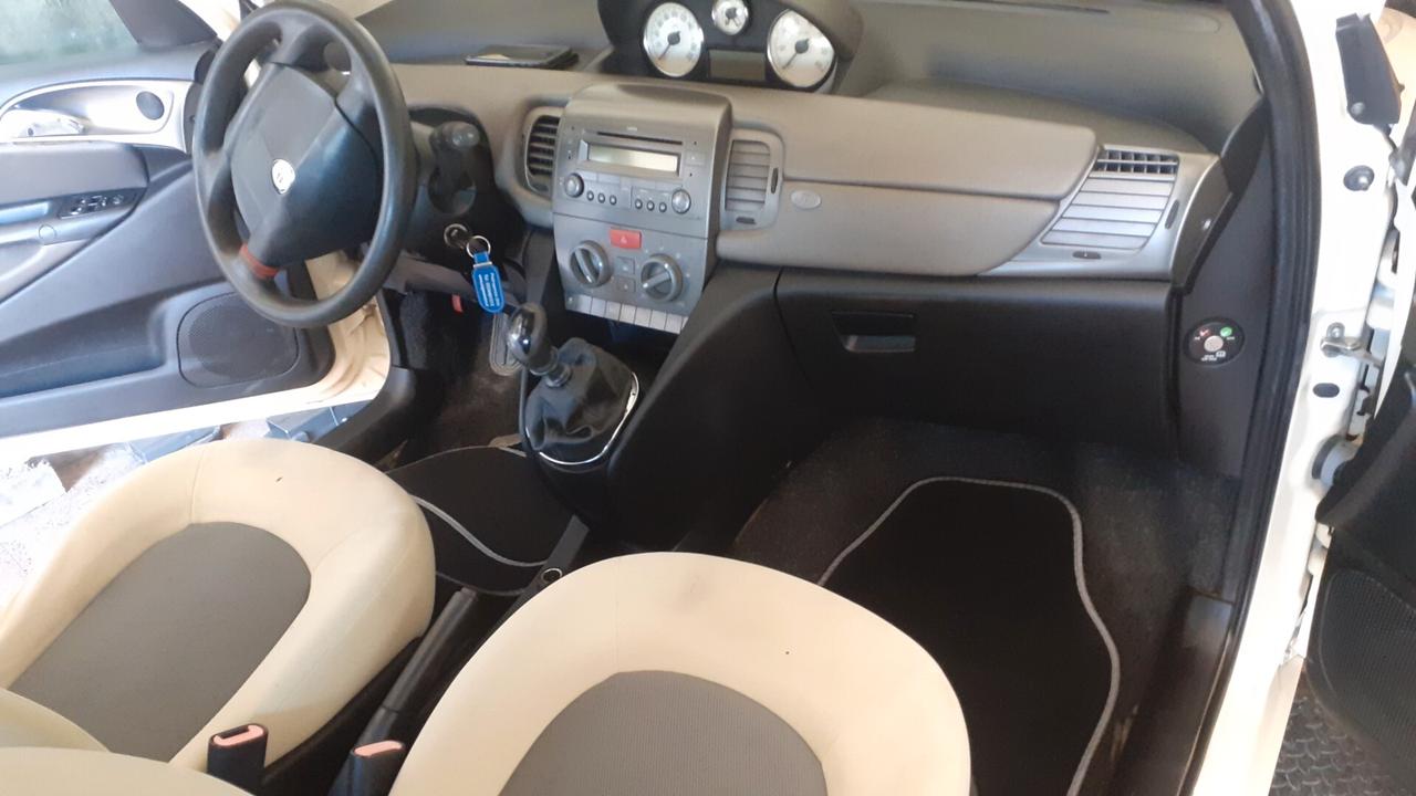 Lancia Ypsilon 1.2 16V Platino