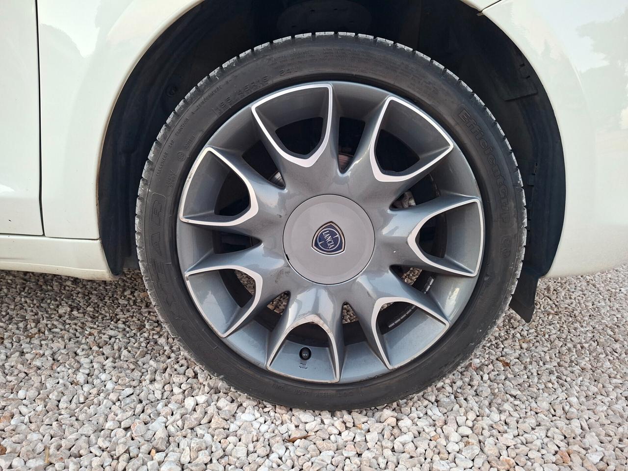 Ypsilon 1.3 MJT 95 CV 5p Platinum *XENON-PELLE*