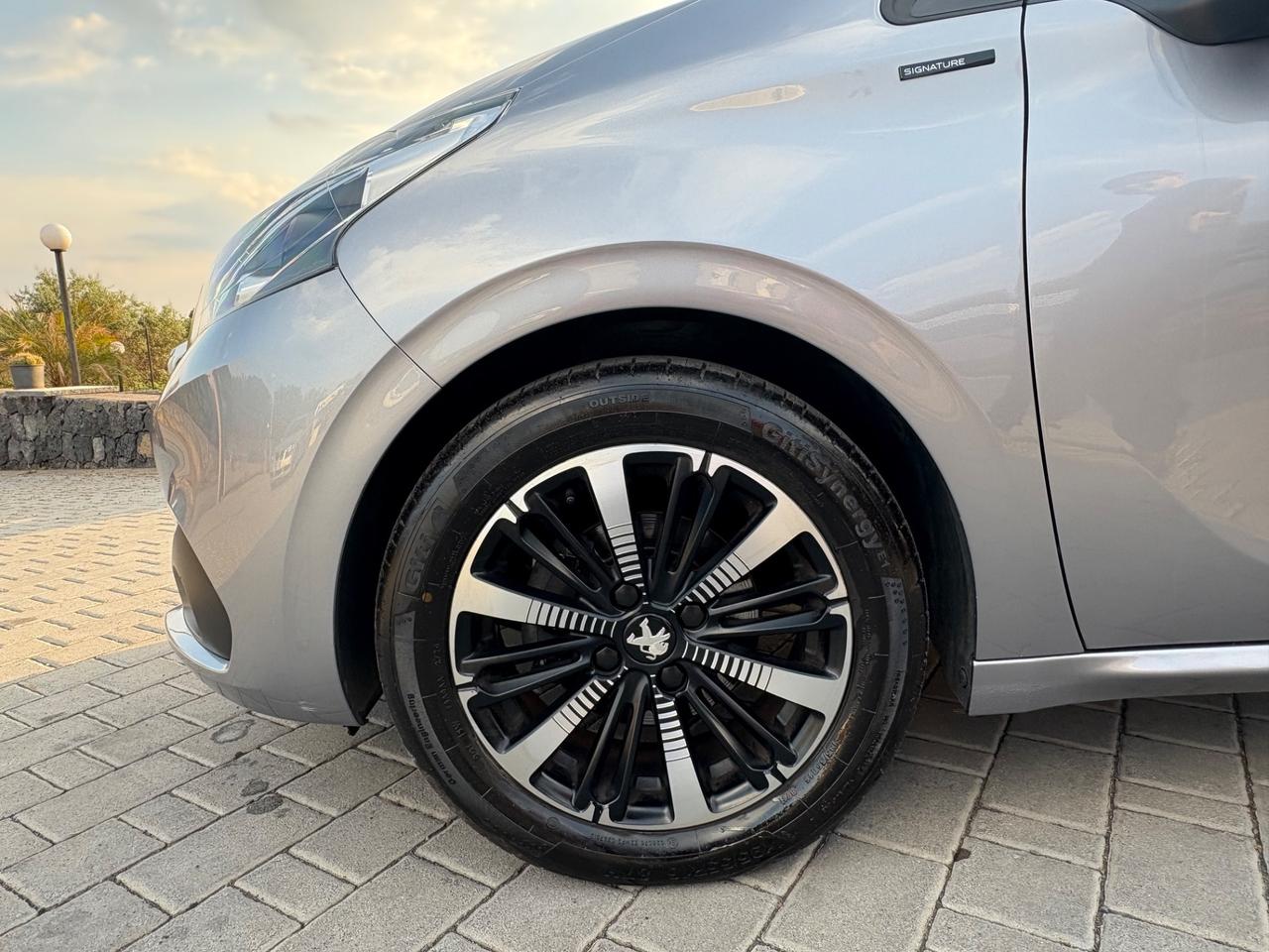 Peugeot 208 PureTech 82 5p. GPL SIGNATURE