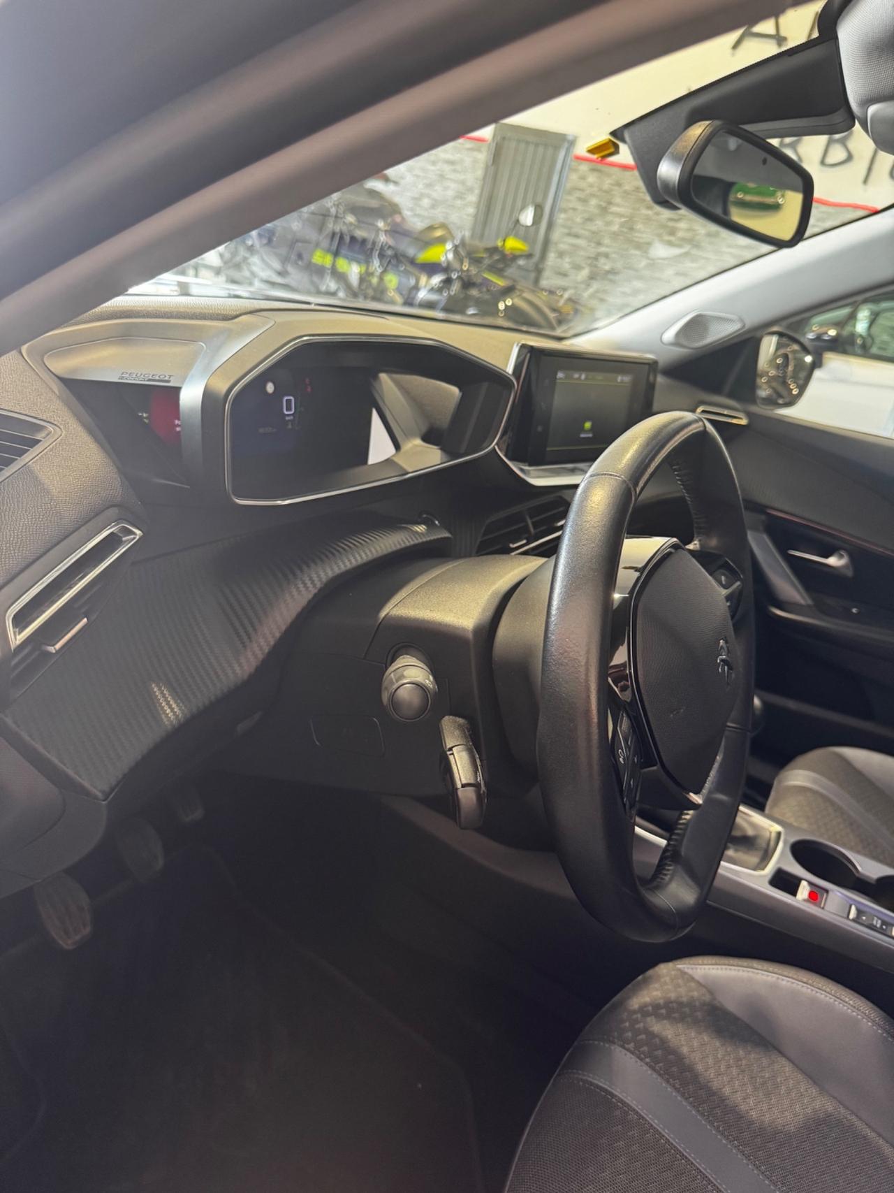 Peugeot 2008 PureTech 100 S&S Allure Navi Pack